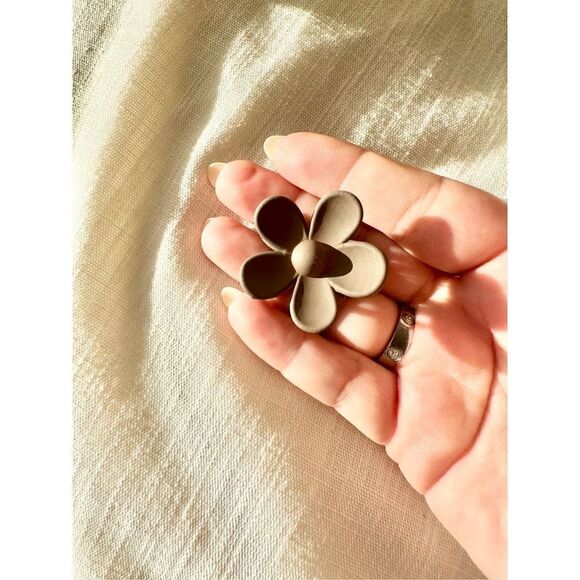 Brown cute flower hair clip - Picture 3 of 3